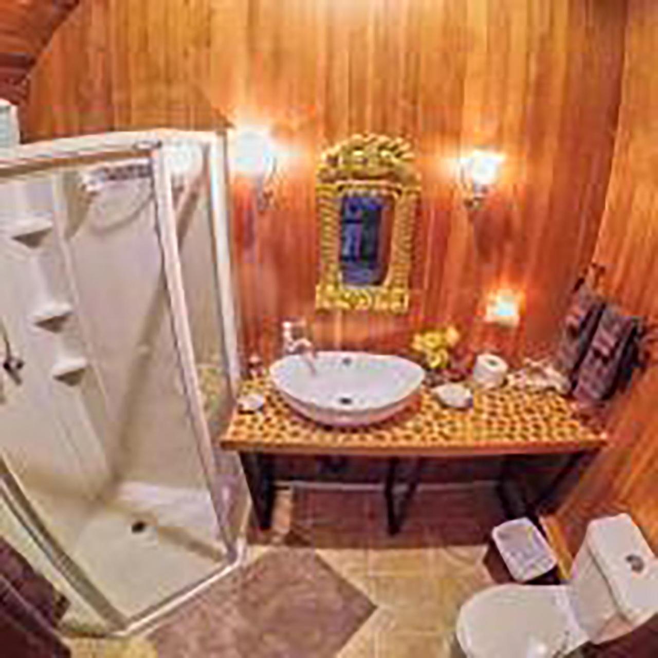 Wedgwood Manor And Glamping Retreat Hotel Crawford Bay Ngoại thất bức ảnh